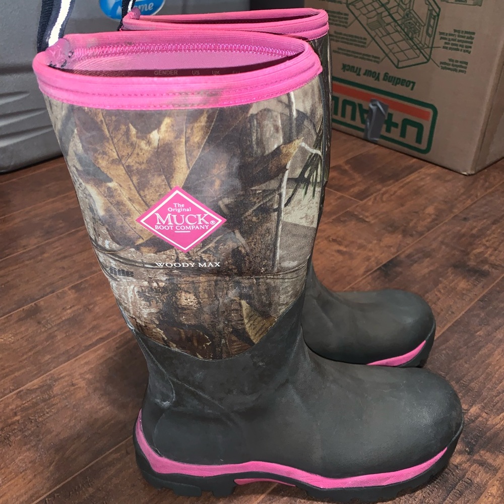 Ladies Pink and Camo Muck Boots